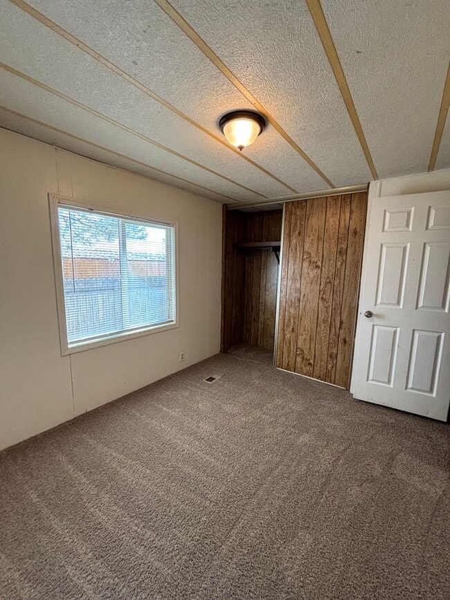 Building Photo - 3 Bedroom 2 Bathroom