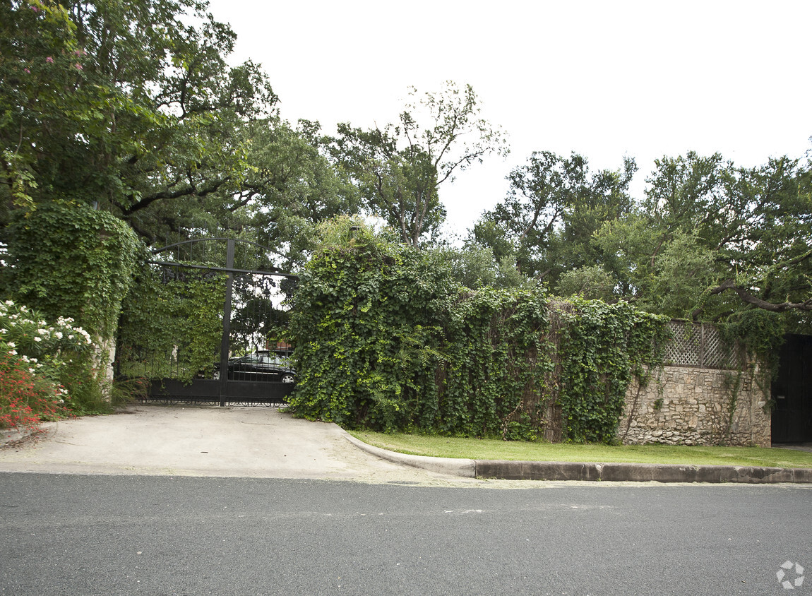 Primary Photo - Batts House Apartments