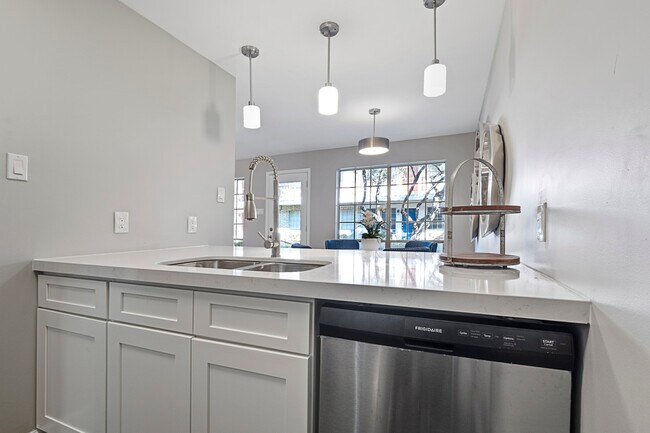 Foto del edificio - The Ashley at Bluffview Apartments