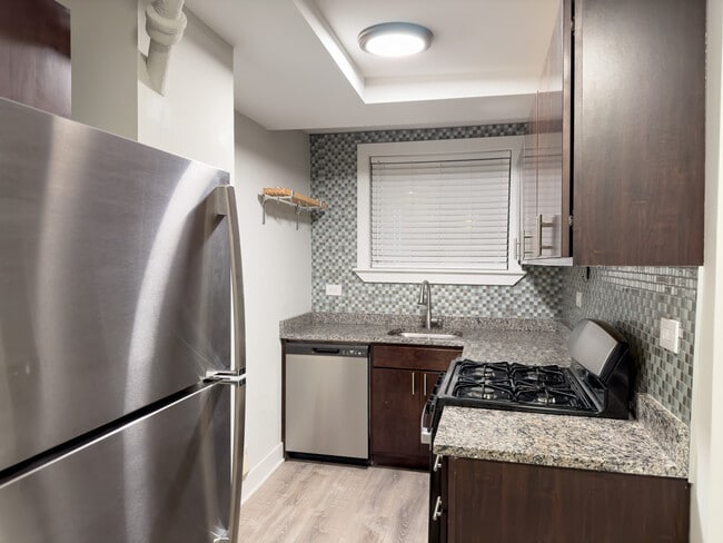 Building Photo - 4430 N Wolcott Ave