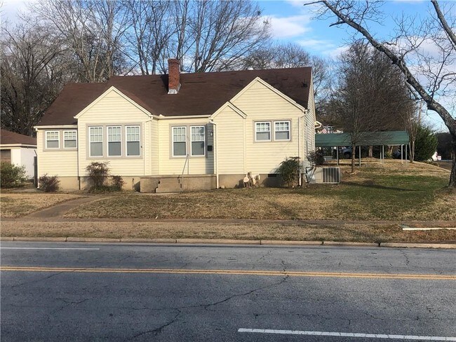 Building Photo - 209 S Oak St