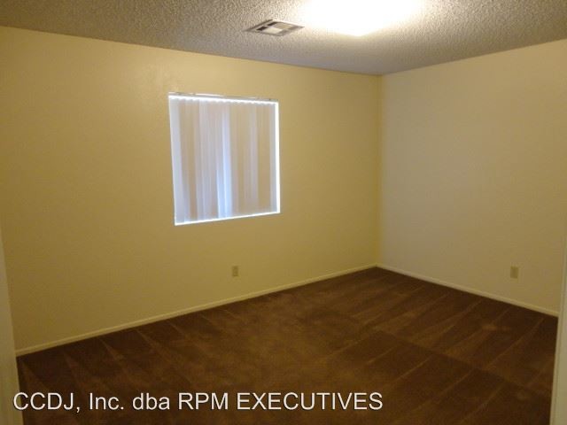 Building Photo - 550 E Ave H 14