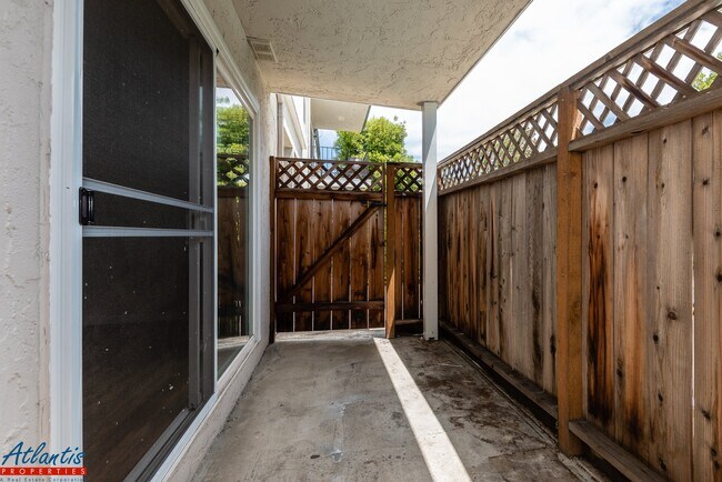 Foto del edificio - 642 Blythe Ct