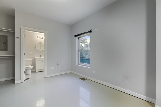 Building Photo - 4700 N Racine Ave