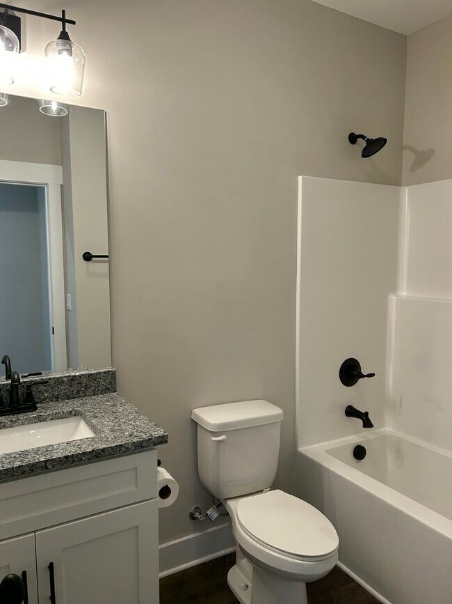 Foto del edificio - BRAND NEW Charming 2 Beds, 2 Baths, 1 Car ...