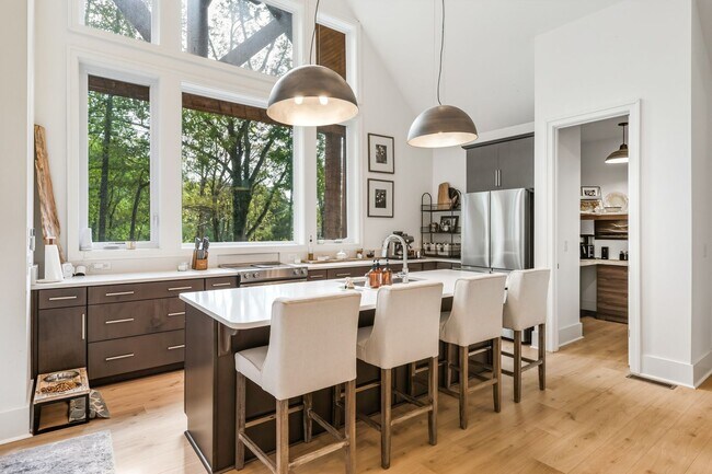 Building Photo - PARK FLEX STAYS-Peaceful 3 Bed, 2 Bath Cou...