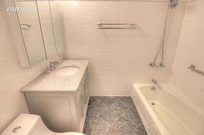 Foto del edificio - 347 E 19th St