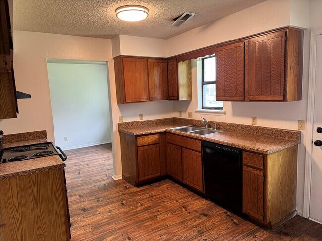 Building Photo - 2700 McMillan Dr