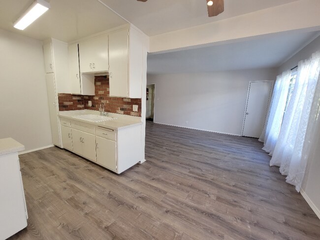 Foto del edificio - 13531 Wyandotte St