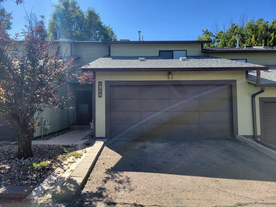 Photo - 4769 Barnes Rd - East Area Townhome - 2 Bed/  1.5 Bath/  2 Car Garage