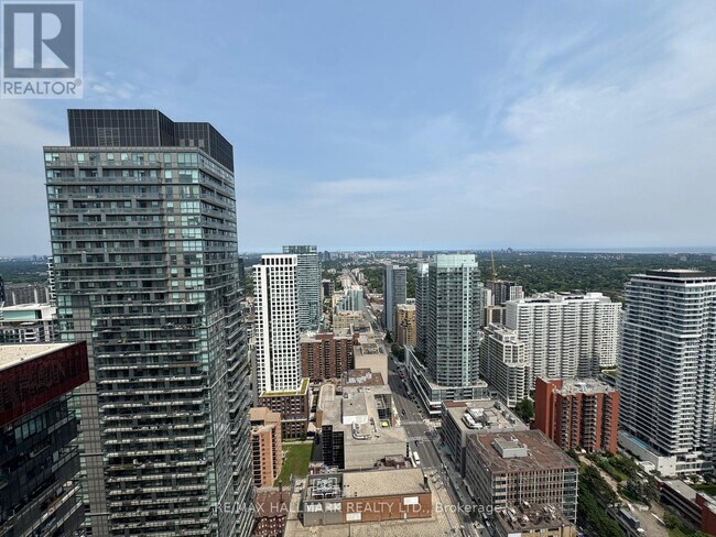 Photo du bâtiment - 8 Eglinton Ave E