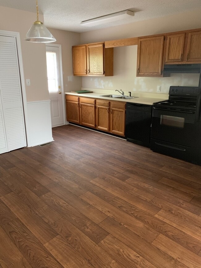 Building Photo - 2 bedroom 1.5 bath - Shelton Duplex $1195-...
