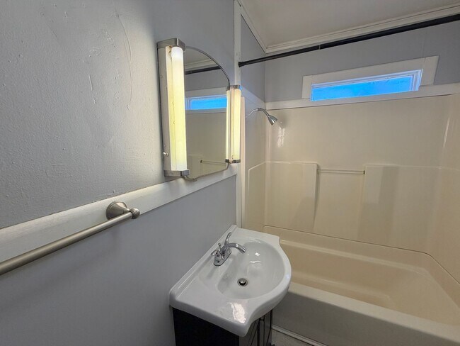 Foto del edificio - Statesville - Cool Springs - 2BD / 1 BA