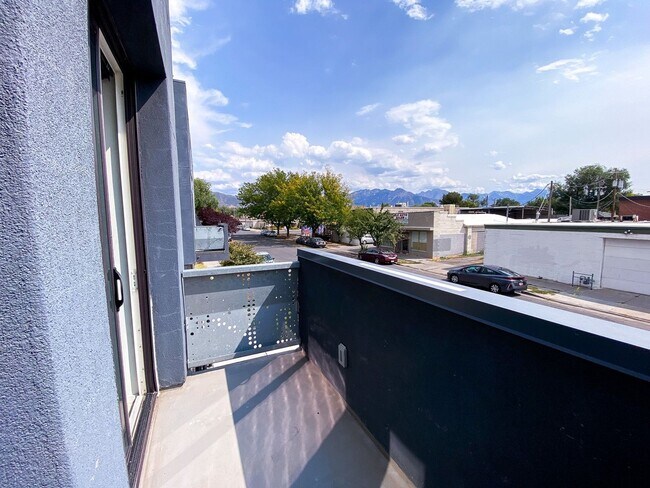 Building Photo - Modern 2BR Townhome w/ 2-Car Garage + 2.5 ...