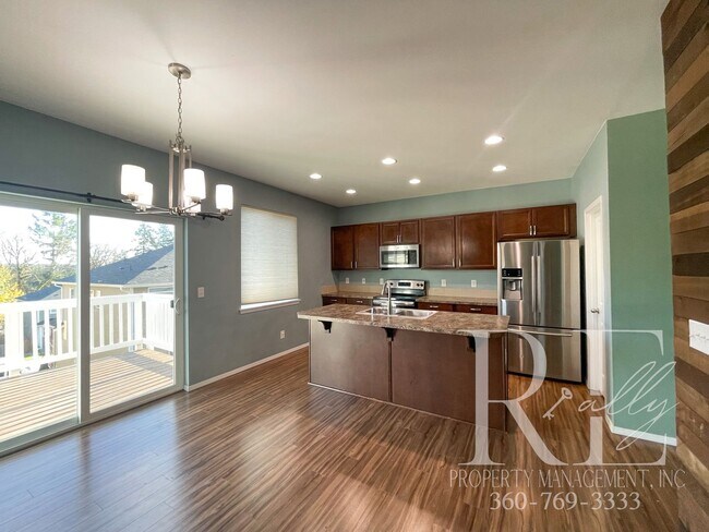 Building Photo - Spacious 3 bedroom