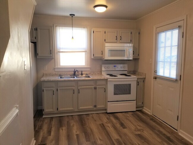 Building Photo - Newly Renovated Cape Cod