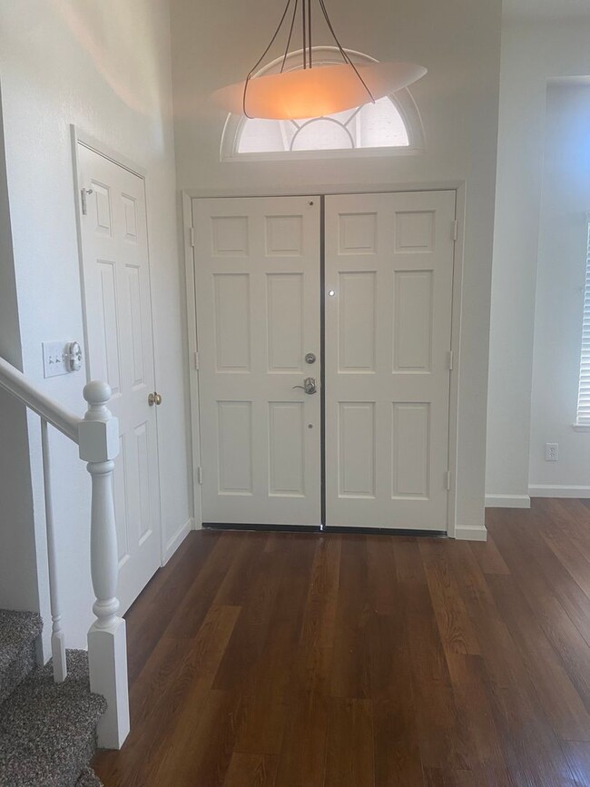 Foto del edificio - Stunning 5-bedroom, 3-bathroom on Birch Ave!