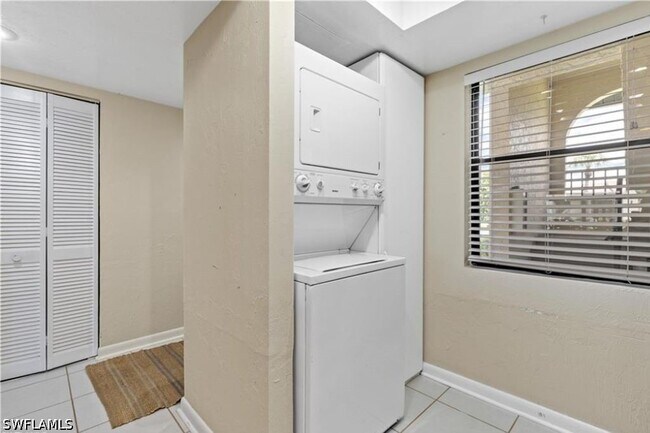 Foto del edificio - 8445 Charter Club Cir