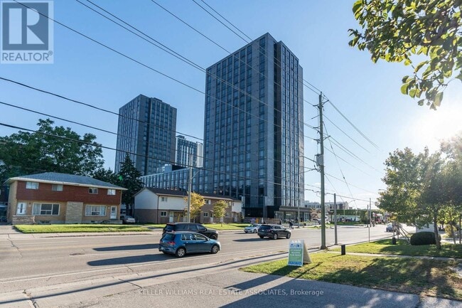 Building Photo - 145-145 Columbia St W