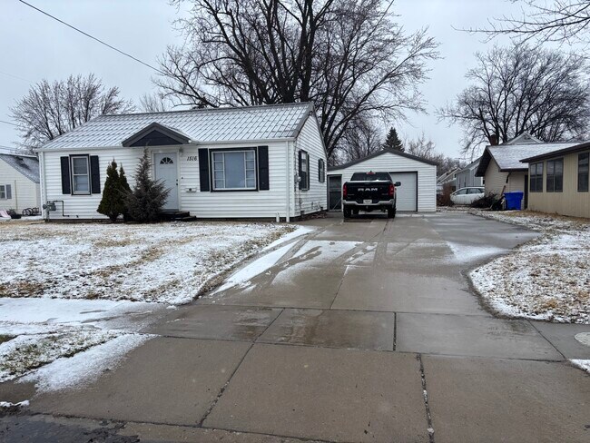 Building Photo - 1516 E Pauline St