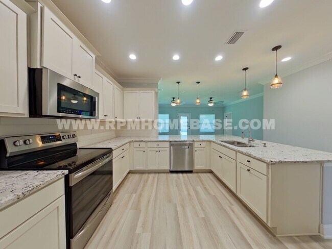 Building Photo - Elegant, 4 Bed, 3.5 bath Nearly New & Move-In Ready in Shalimar