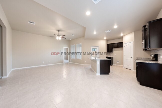 Building Photo - 736 Gingham Trl