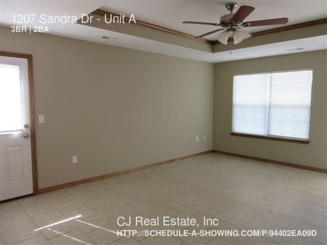 Building Photo - 1207 Sandra Ave