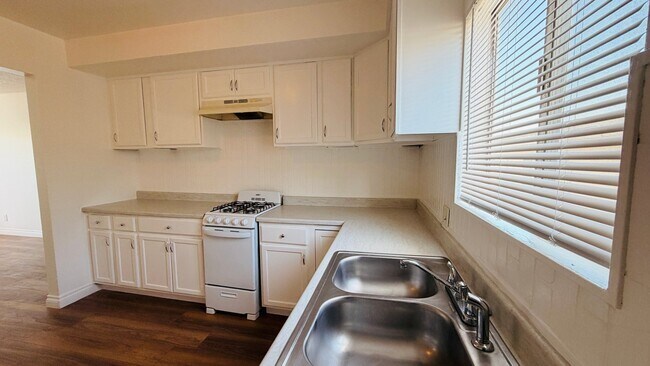 Building Photo - 1439 W 84th Pl