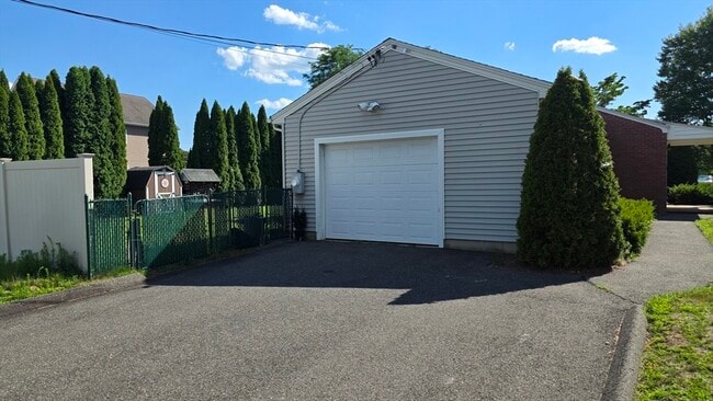 Building Photo - 309 Island Pond Rd
