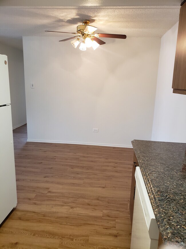 Building Photo - 15265 La Reina Real St