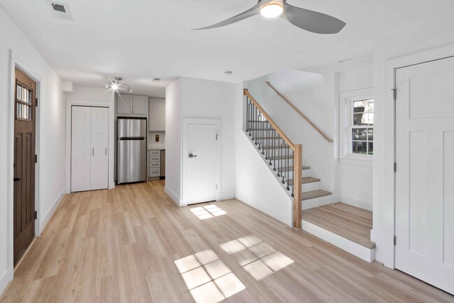 Building Photo - 633 N Kenmore St