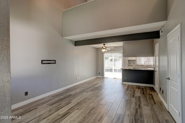 Foto del edificio - 2215 W Augusta Ave