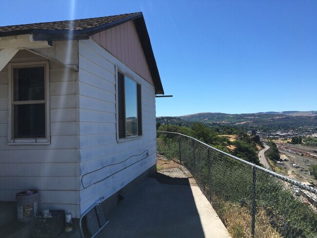 Building Photo - 1 Bedroom cabin with Columbia River view a...