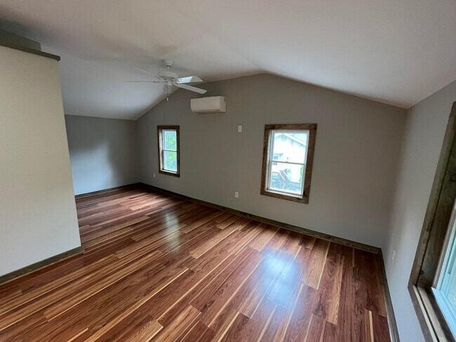 Building Photo - 115 Resort Street-Upstairs apartment COMPL...