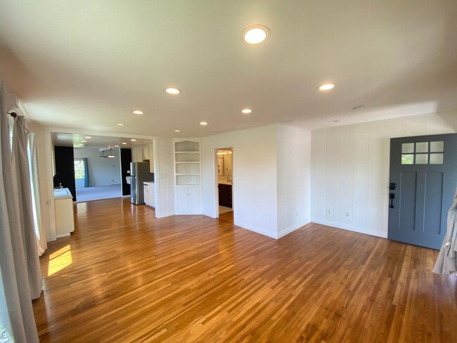 Foto del edificio - Unique 4 Bedroom 2 bath Guest Home in Ocea...