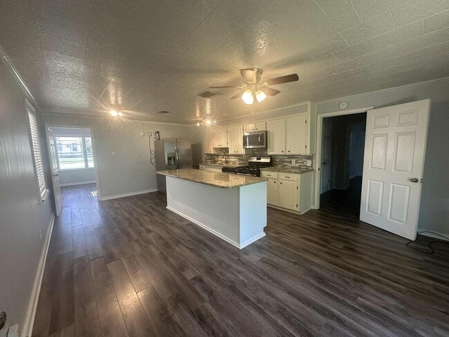 Building Photo - Cozy remodeled home