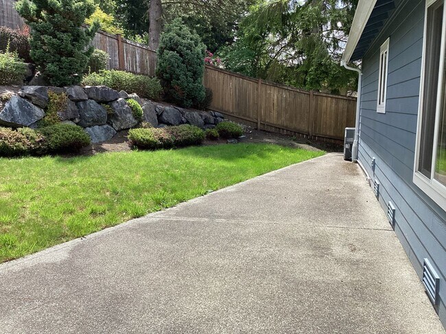 Building Photo - 3 Bedroom Rambler - New Paint Throughout