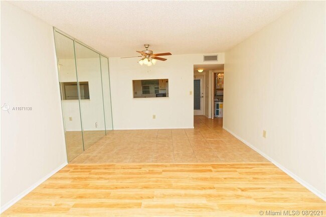 Foto del edificio - 2998 Sunrise Lakes Dr E