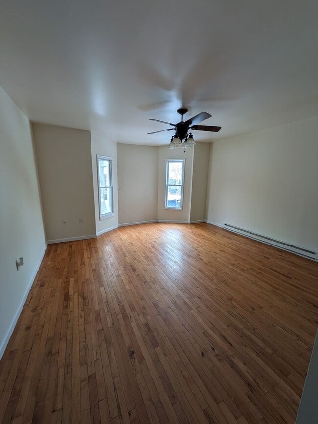 Foto del edificio - 643 Monroe Ave