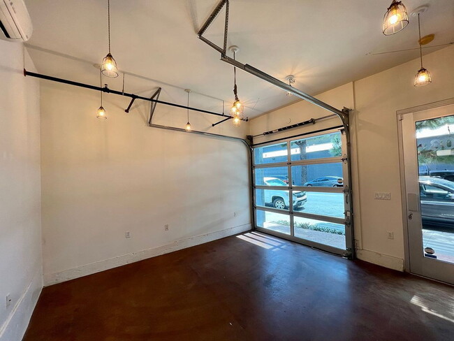 Foto del edificio - "Charming 1-Bed Sanctuary in Santa Ana with Spacious Interiors & Elegant Granite Touches!"