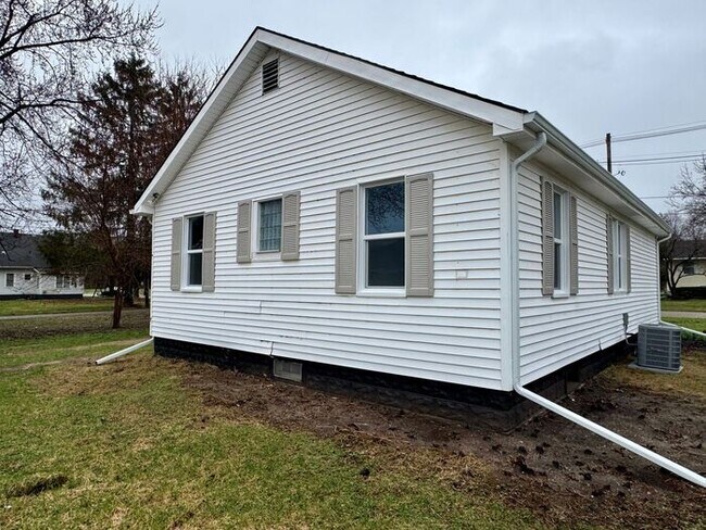 Building Photo - Updated 2 bedroom Niles Home