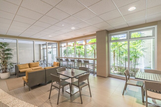 Foto del edificio - 1 BD/1 BA Condo in Kakaako with 1 Parking ...