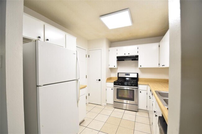 Building Photo - 5700 Encinal Cove