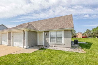 Building Photo - 232 SW Chartwell Cir