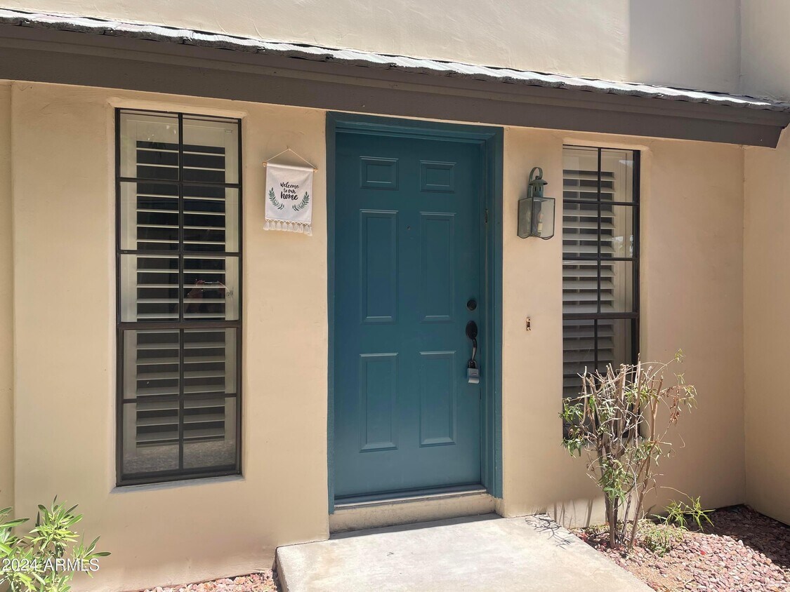 Foto principal - 1124 E Rose Ln