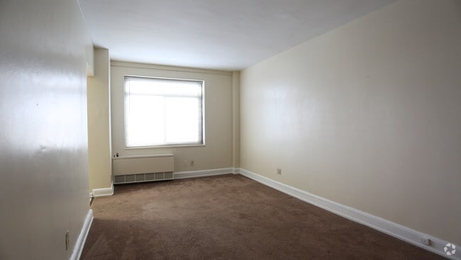 Living Room -1BR, 1BA - 913 SF - Royal York Apartments