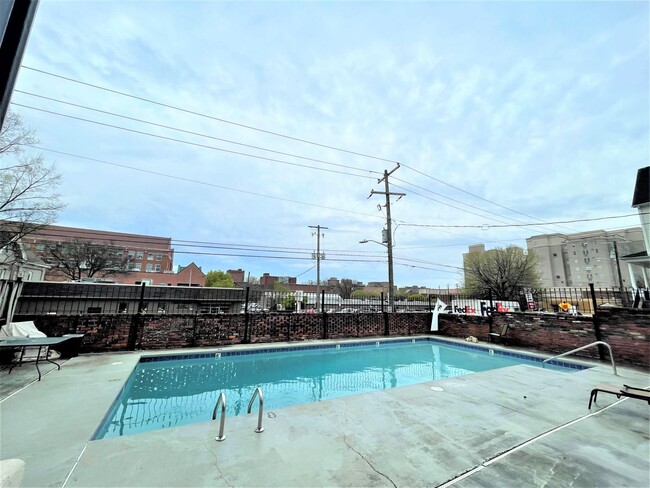 Building Photo - Fantastic deal on 1Bed/1Ba at Evian Towers!