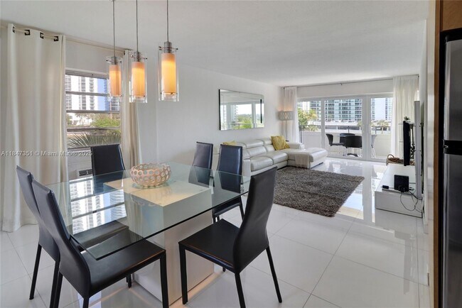 Foto del edificio - 220 Kings Point Dr