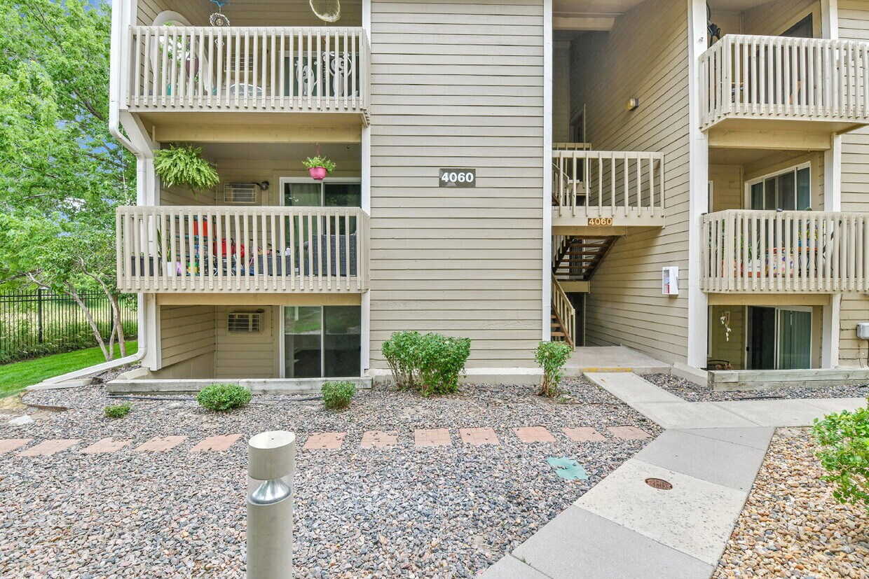 Primary Photo - $1,895 - 2 Bed 2 Bath Condo in Aurora with...