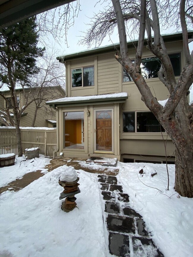 Foto del edificio - 4 Bed 3.5 Bath Wonderland Hill Townhouse